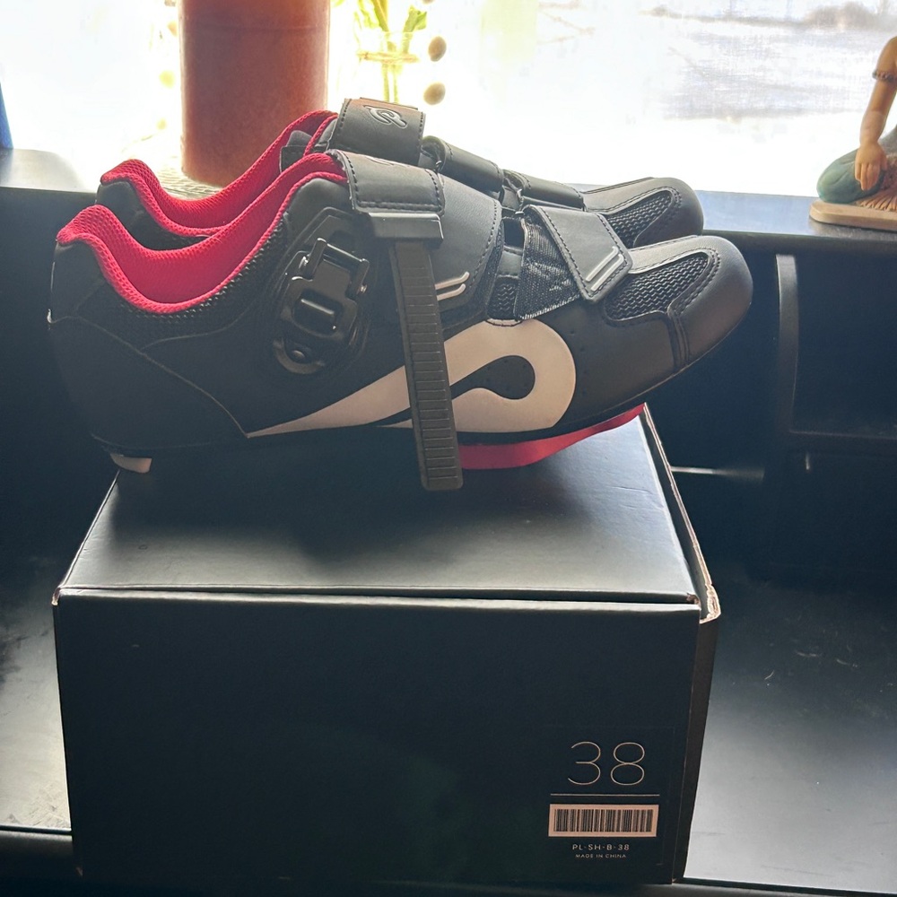 Peloton Cycling Shoes! Size 38/ women’s 7. Worn only 3 times.